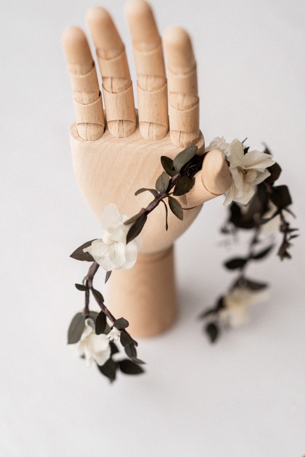 Tocado de comunión de flores preservadas. Diseño personalizado y abierto, con lo que se puede colocar y orienta según las necesidades de la niña.