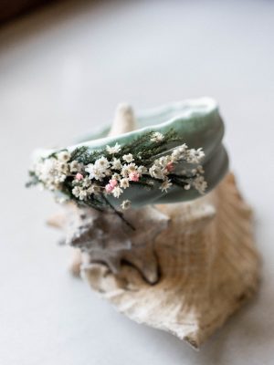 Diadema de comunión verde menta personalizada con el tejido de la lazada. Diadema para niñas de comunión con flores preservadas y secas