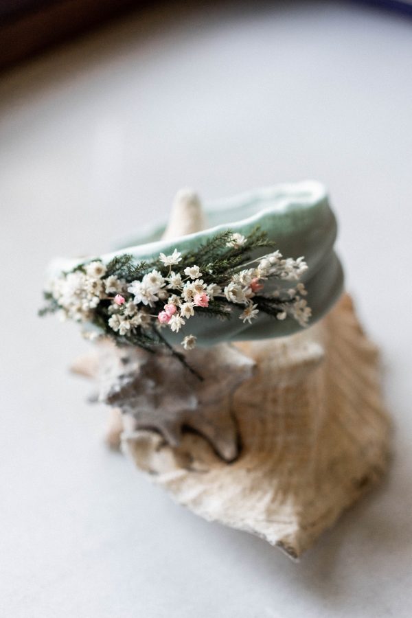 Diadema de comunión verde menta personalizada con el tejido de la lazada. Diadema para niñas de comunión con flores preservadas y secas