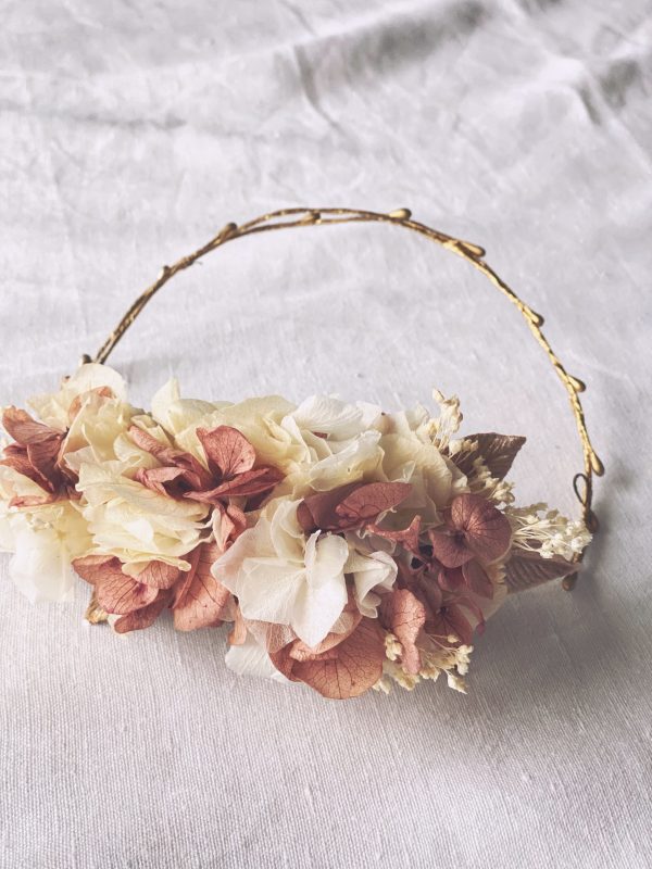 Corona comunión de hortensias preservadas blanco natural y rosa viejo