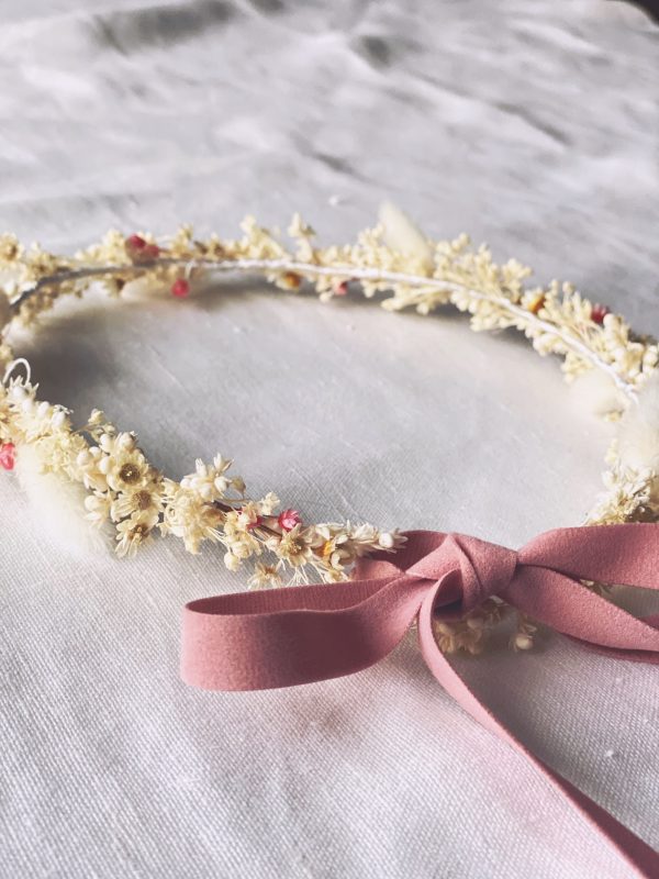 corona de comunión abierta de flores secas blanco natural. Lazo rosa