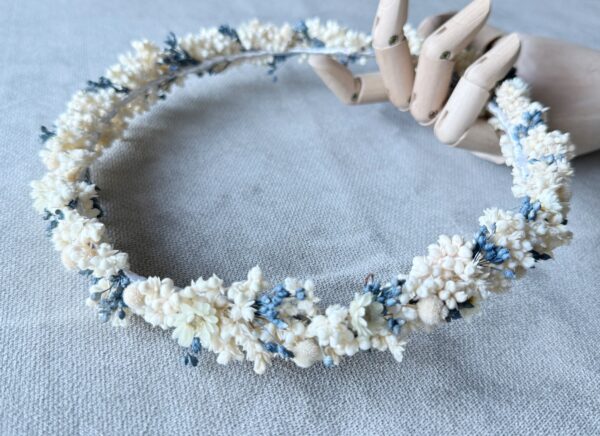 corona de comunión de flores preservadas azul y blanco