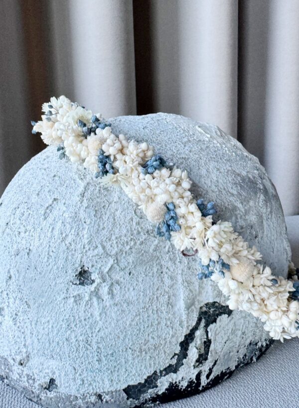 corona de comunión de flores preservadas azul y blanco